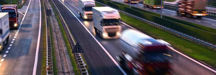 Varios camiones circulan por una autopista europea.