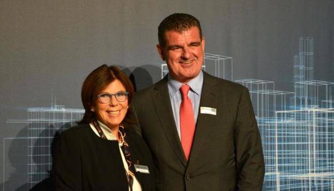 Solange Olszewska, propietaria de Solaris Bus & Coach, junto a Peter Spuhler, CEO y dueño de Stadler Rail.