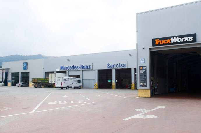 Un concesionario y taller mecánico de Mercedes-Benz en España.