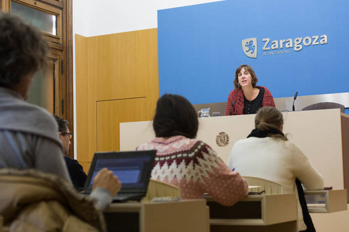 Momento en el que Teresa Artigas, concejala delegada de Movilidad del Ayuntamiento de Zaragoza, anuncia la compra de los autobuses.