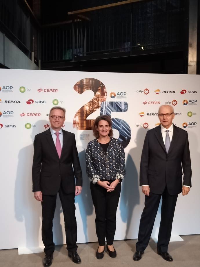 De izq. a dcha., Luis Aires, presidente de AOP, Teresa Ribera, Ministra para la Transición Ecológica y Andreu Puñet, Director general de AOP.