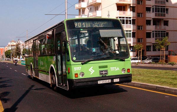 Titsa ajusta el horario de nueve líneas en el sur y norte de la isla para mejorar el servicio