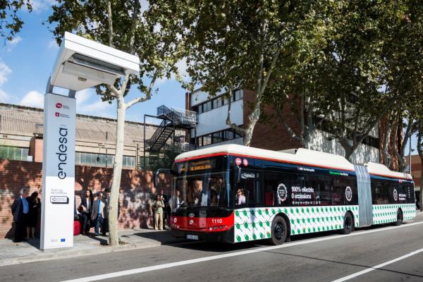 Barcelona estrena articulados eléctricos y una estación de carga