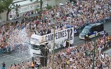El Real Madrid llega a la Cibeles en un autobús Urbis DD de Unvi