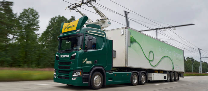 Un Scania por una autopista eléctrica.