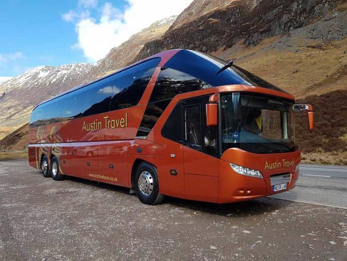 Un autocar estacionado en una zona montañosa.