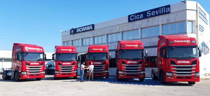 La entrega de los nuevos vehículos Scania R410 de GNL a Transursedis.