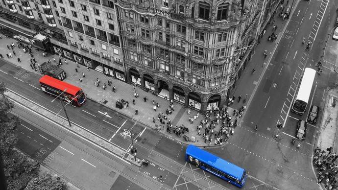 Varios autobuses recorren las calles de una ciudad.