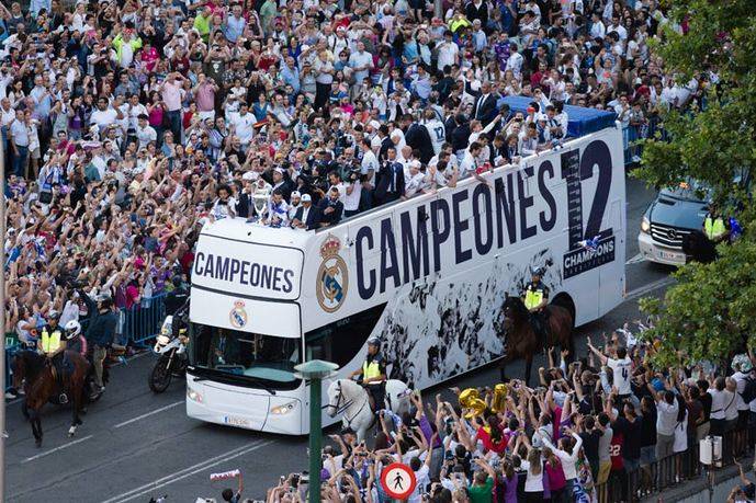 El Real Madrid llega a la Cibeles en un autobús Urbis DD de Unvi