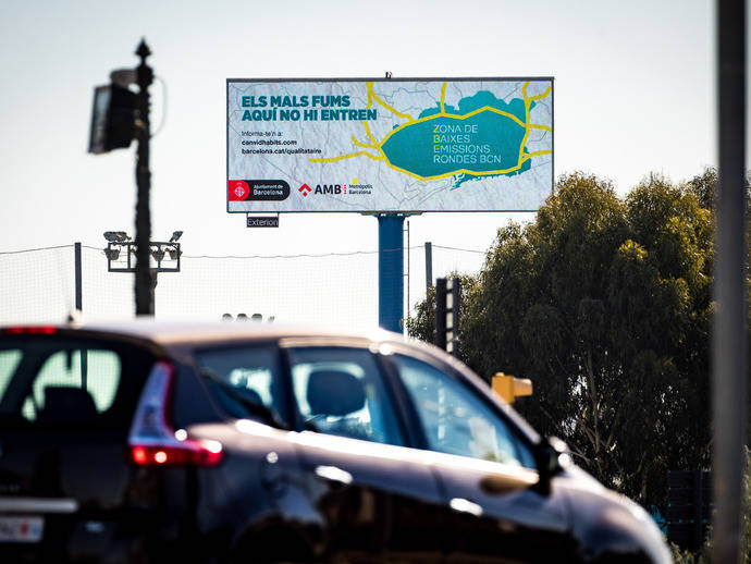 Uno de los carteles de la AMB sobre la zona de bajas emisiones del ámbito Rondas de Barcelona.