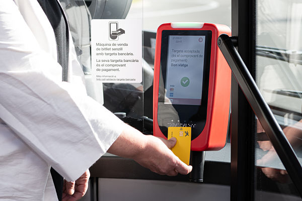 El pago del billete sencillo con tarjeta bancaria se extiende a 17 líneas de autobús