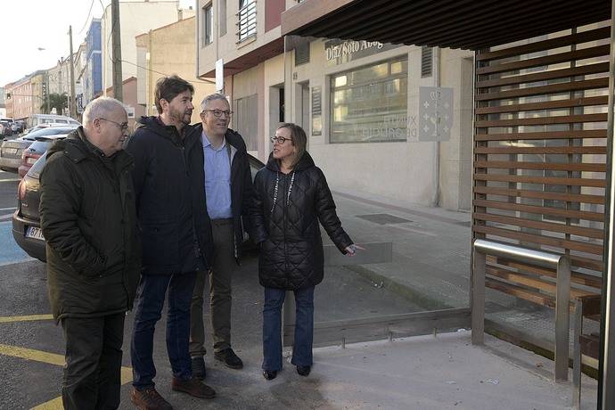 La consejera gallega de Infraestructuras y Movilidad, Ethel Vázquez, supervisa la marquesina instalada en Vilarrodís.