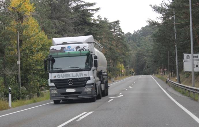 Un camión circula por una carretera europea.