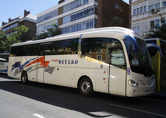 Un autocar de transporte discrecional.