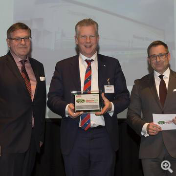 El presidente de la Junta Directiva de Schmitz Cargobull AG, Andreas Schmitz, en el centro. 