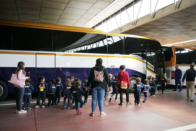 Los alumnos del Colegio Galén visitan las instalaciones de Monbus