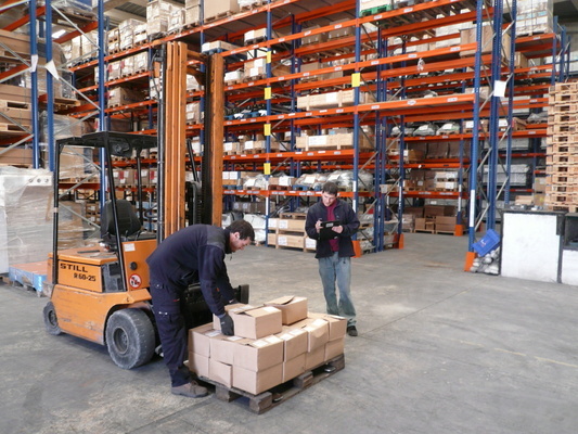 Trabajadores en un almacén logístico.