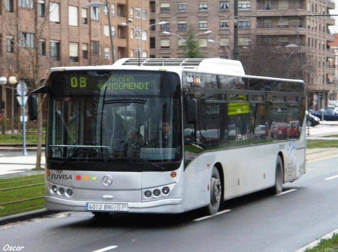 Un autobús de Tuvisa recorre las calles de Vitoria.