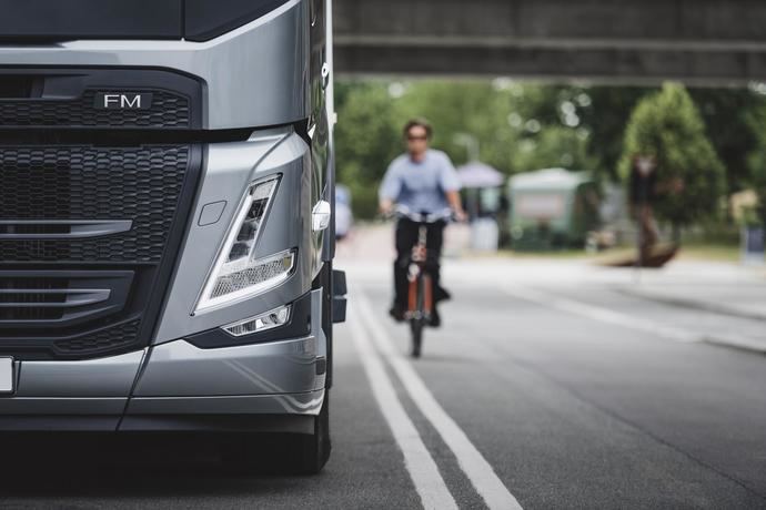 Volvo Trucks lanza sistemas de seguridad para proteger a peatones y ciclistas