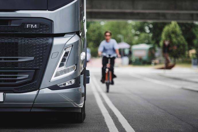 El camión Volvo FH Aero y el FM destacan en carretera por la protección vial