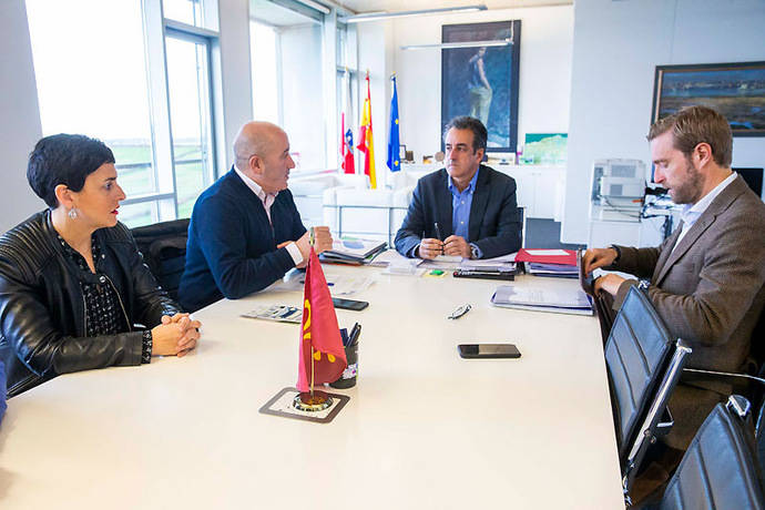 El consejero cántabro de Innovación, Industria, Transporte y Comercio, Francisco Martín, con los representantes municipales de Cartes.