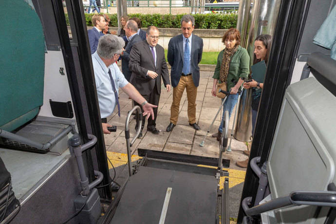 Francisco Martín, consejero cántabro, junto con los representantes de Alsa Y Cocemfe, observan uno de los autobuses adaptados.