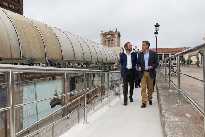 Francisco Martín y Felipe Piña, accediendo a la plaza de las Estaciones.