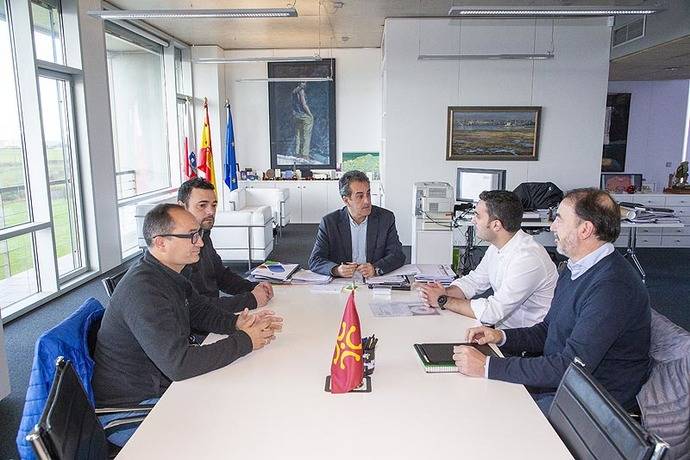 El consejero cántabro de Innovación, Industria, Transporte y Comercio, Francisco Martín, en la reunión con el alcalde y los concejales de Ribamontán al Monte.