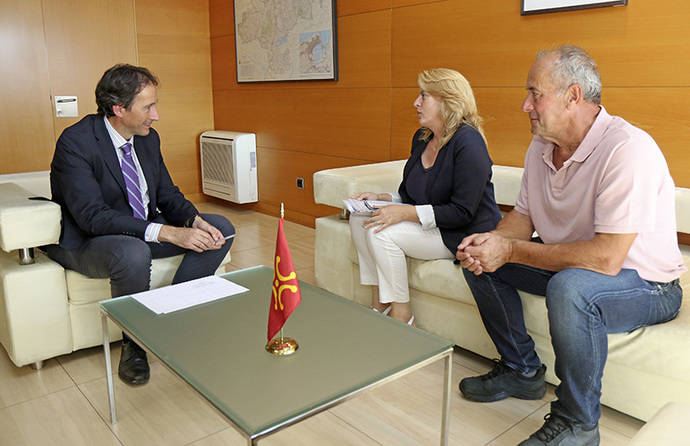 José Luis Gochicoa, consejero cántabro de Obras Públicas, Ordenación del Territorio y Urbanismo, mantiene un encuentro con la alcaldesa de Entrambasaguas, Maria Jesús Susinos.