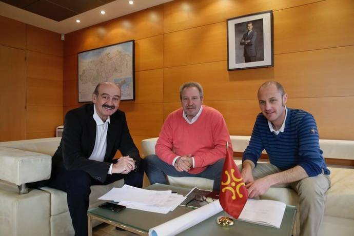 José María Mazón, consejero cantábro de Obras Públicas y Vivienda, durante la reunión con el alcalde de Anievas, acompañados por el primer teniente de alcalde.