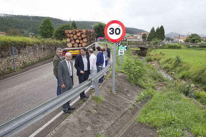 José María Mazón, consejero de Obras Públicas y Vivienda de Cantabria y , Francisco Javier Camino Conde, alcalde de Mazcuerras, durante la visita al tramo de la carretera, junto al paso estrecho del puente sobre el afluente del río Ceceja.