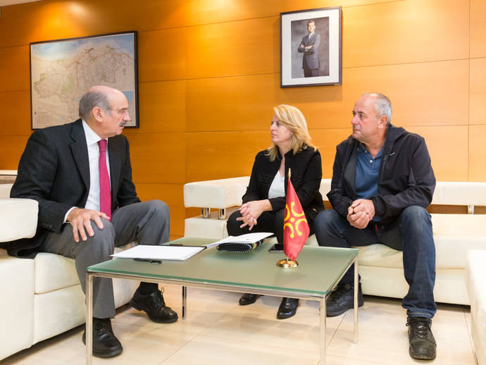 El consejero de Obras Públicas cántabro, José María Mazón, visitando las obras de la carretera CA-652, que comunica los municipios de Entrambasaguas y Solórzano