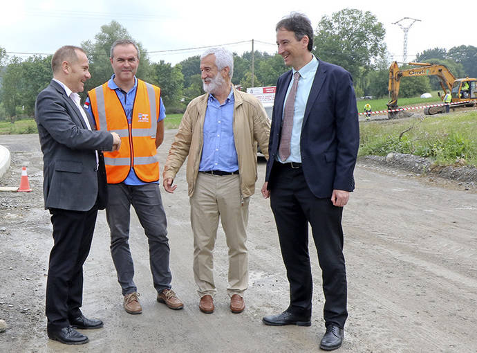 José Luis Gochicoa supervisa con técnicos de su Consejería la ejecución de los trabajos. 