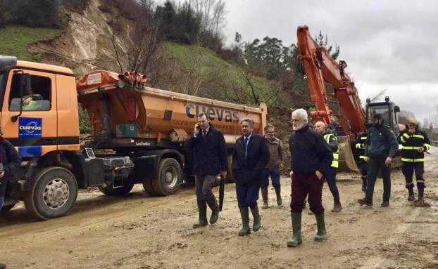 El presidente cántabro, Revilla, inspeccionó los daños de las riadas en el municipio de Ruente.