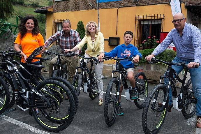 La vicepresidenta de Cantabria y el alcalde de Peñarrubia, estrenando el nuevo servicio.