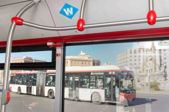 Interior de uno de los autobuses de TMB que ya posee WiFi gratuito.