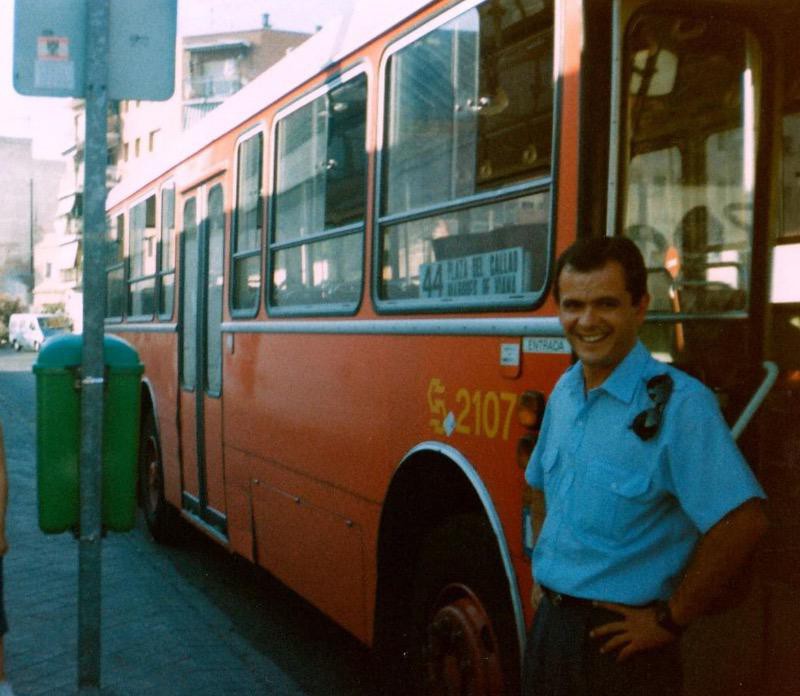 Alfredo Amores junto a un autobús de EMT